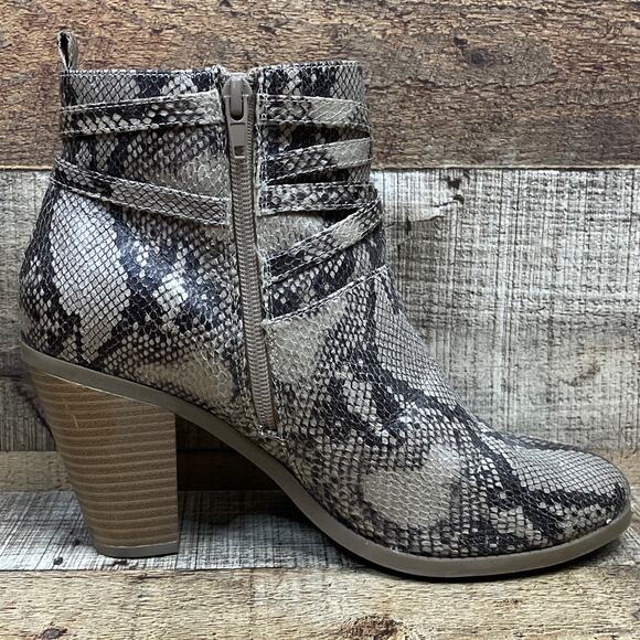 JustFab Willa Snake Print Heeled Buckle Booties Ankle Boots White Gray Size 10 - Picture 4 of 12